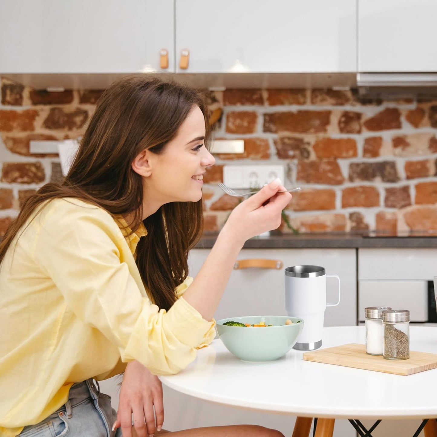 20oz Tumbler with Handle & Lid, Insulated Stainless Steel Travel Mug, Leakproof Cup for Coffee & Tea, BPA-Free Double-Wall Vacuum Tumblers for Hot/Cold Drinks, Commuter, Gym, Office, White 1 Pack