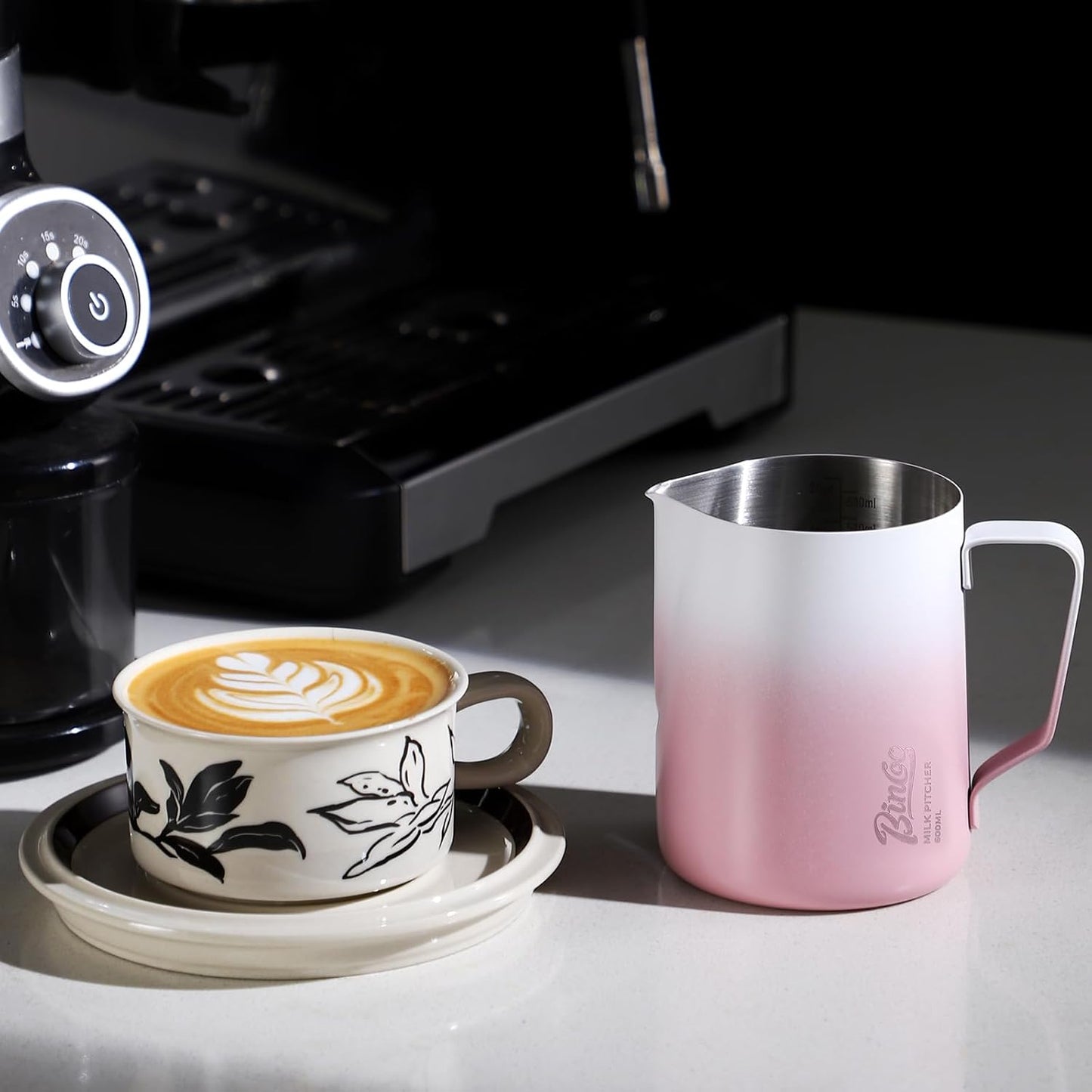 600ml Pink Milk Frothing Pitcher – Stainless Steel Latte Art Coffee Cup with Measurement Markings, Espresso Steaming Jug, Food-Grade & Heat-Resistant for Barista & Home Brewing (Pink white-600ml)