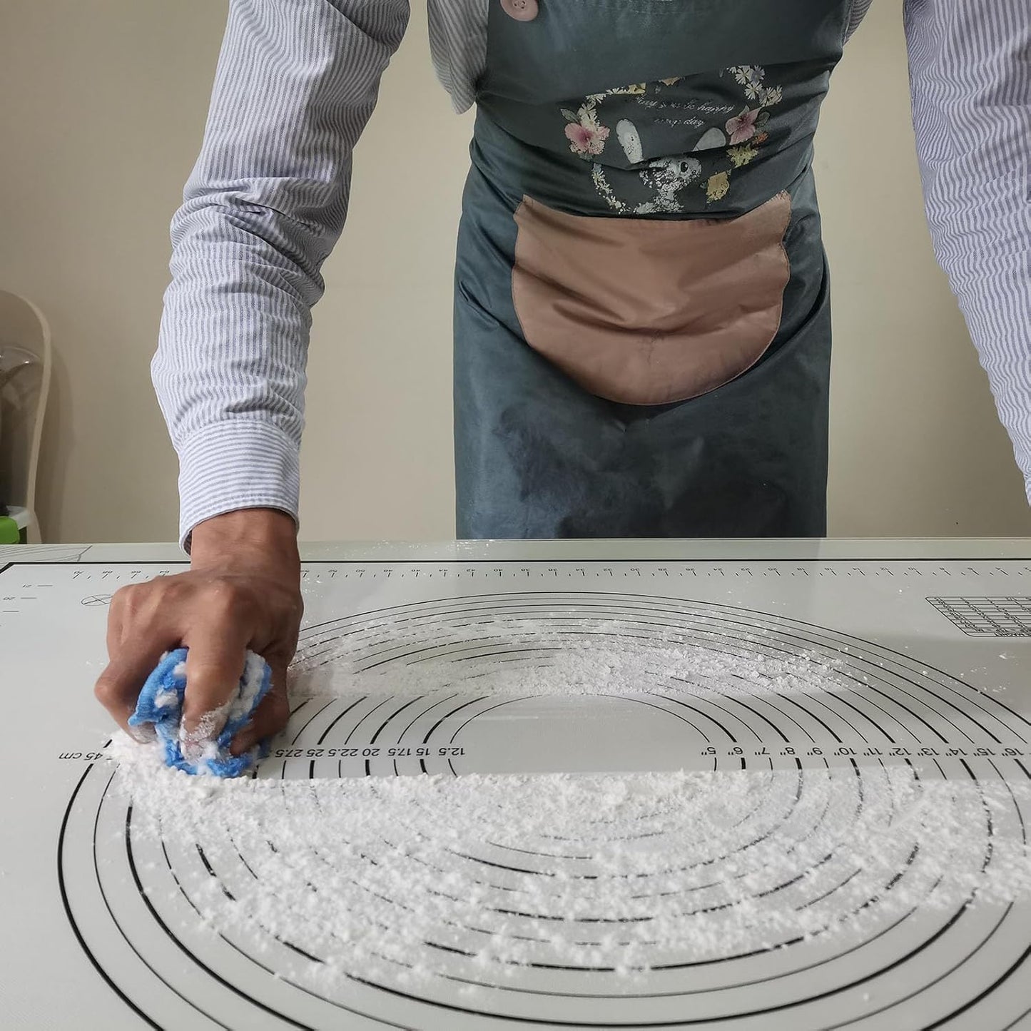 Yansumi silicone pastry non stick baking mat with measurement fondant mat with three sizes for silicone baking mat, counter mat, dough rolling mat,fondant/pie crust mat. (L,24"L x 16"W, Black)