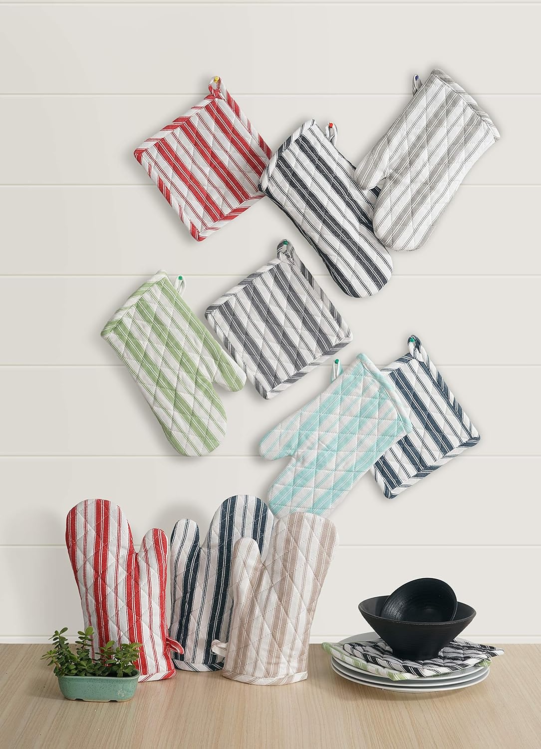 Oven Mitt & Potholder Set - Durable Heat Resistant Gloves - Thick Mittens for Kitchen - Suitable for Cooking, Baking, Grilling – BBQ - 1 Oven Mitts & 1 Potholders – Grass Green Stripes - Casa De Lan